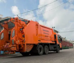 Large-format container placed in a commercial service court